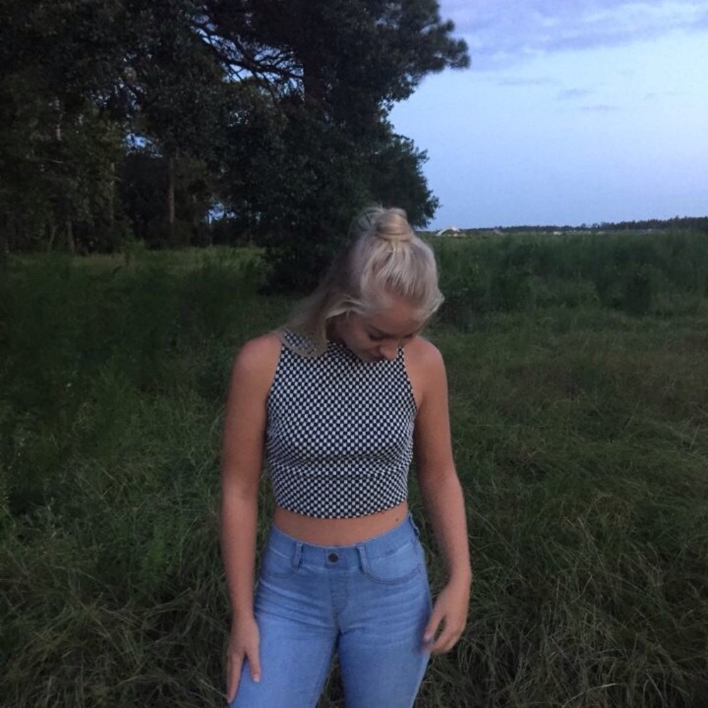 Checkered crop top! Sleeveless